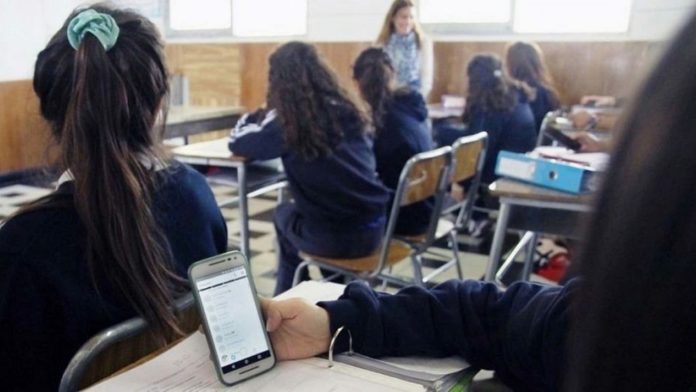 Restringirán uso de celulares en escuelas de México desde octubre; aplicará en primaria y secundaria