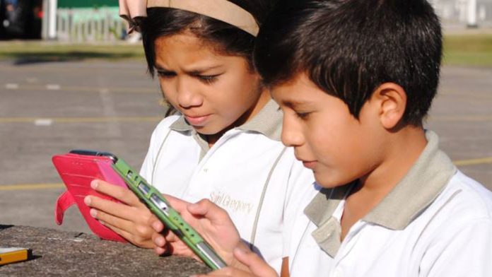 México limitará el uso de celulares en primarias y secundarias desde el 3 de noviembre