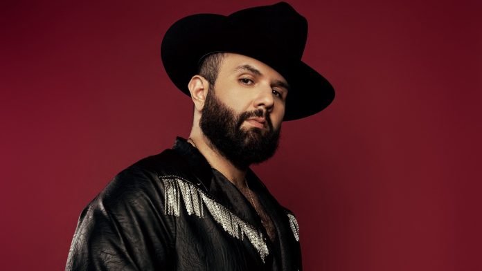 Carín León enfrenta demanda tras cancelar concierto en Las Vegas; fans exigen reembolso y compensación