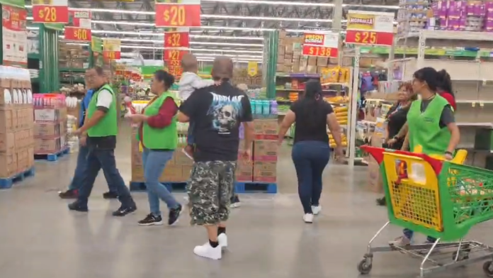 ¡Alarma y evacuación! Clientes y empleados ponen a prueba protocolos en supermercado de Saltillo
