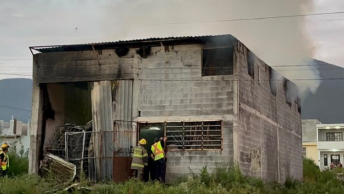 ¡Arde bodega en Saltillo! Incendio moviliza a Bomberos durante la madrugada
