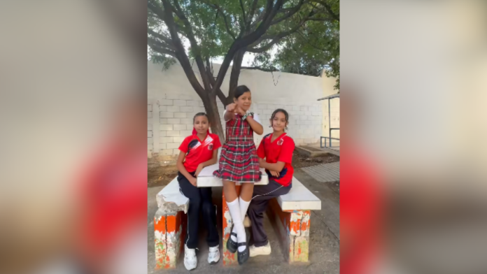 ¡Arqui Juve, hay misión! Niñas de Saltillo piden rescatar las bancas de su escuela