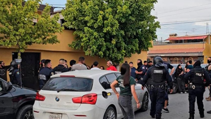 ¡BRUTAL PELEA EN SALTILLO! Golpean a abuelito tras choque y vecinos desatan riña campal