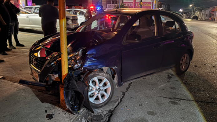 ¡Borrachazo de madrugada! Ebrio se atraviesa y manda auto contra un poste