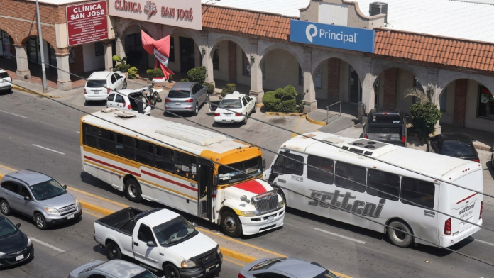 ¡Como si fuera dueño de la calle! Camión invade sentido contrario para escapar del tráfico