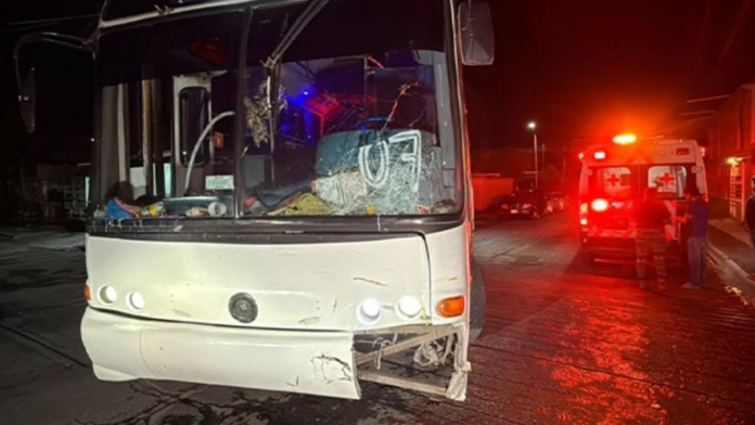 ¡Fuerte choque en Saltillo! Motociclista de 17 años queda grave tras impactarse contra una combi