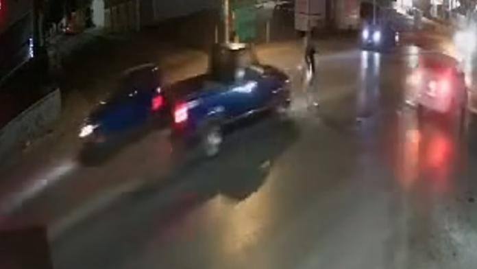 ¡Lo atropelló y huyó! Video exhibe a camioneta que embistió a peatón en Otilio