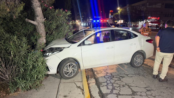 ¡Lo chocó, lo mandó contra un árbol y quiso escapar! Fuerte accidente en pleno Coss de Saltillo