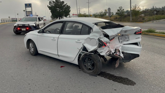 ¡Lo chocó y huyó! Camioneta deja en pérdida total a taxi de aplicación en Saltillo