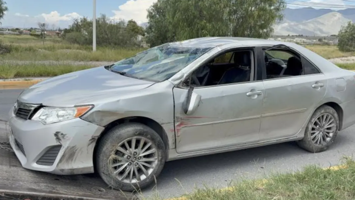 ¡Lo chocó y huyó! Conductor provoca volcadura en el bulevar Fundadores de Saltillo