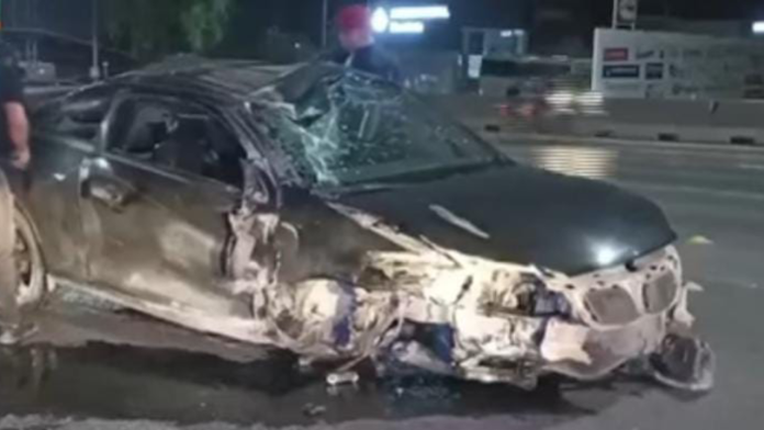 ¡Lo hizo pedazos! Pierde el control de su deportivo y termina contra una barda en Saltillo
