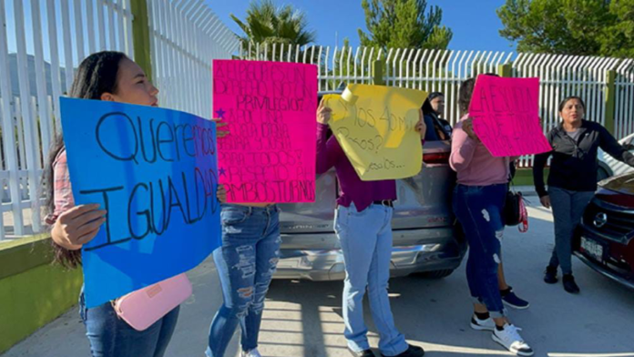 ¡SE QUEDAN SIN AGUA! Madres toman medidas y frenan clases en primaria de Saltillo