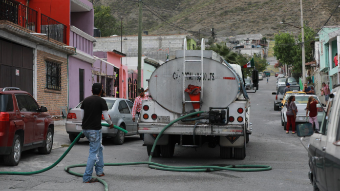 ¡Saltillo sigue sediento! Despliegan 37 pipas para llevar agua a colonias afectadas por apagones