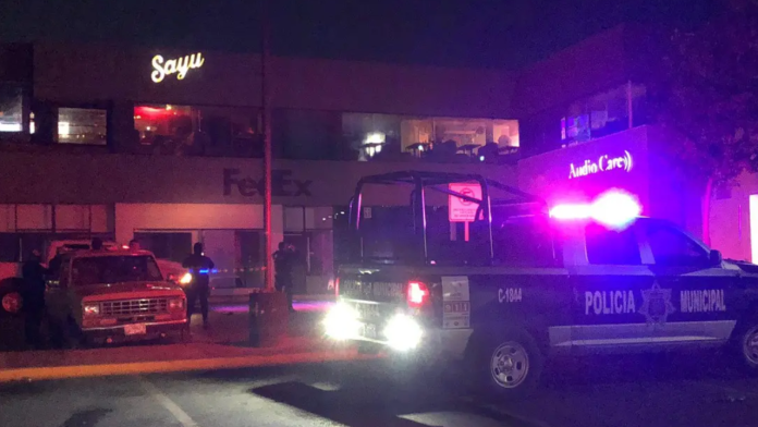 ¡Se desata batalla campal! Riña afuera de bar deja heridos y destrozos en Saltillo