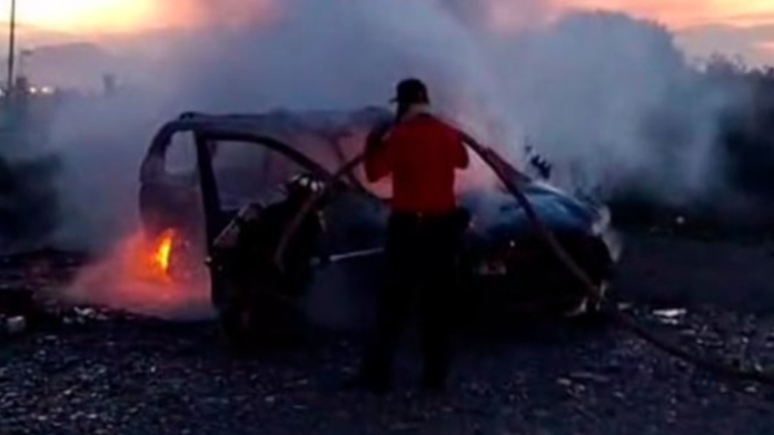 ¡Se incendió de la nada! Vehículo de Contrissa termina envuelto en llamas en Arteaga