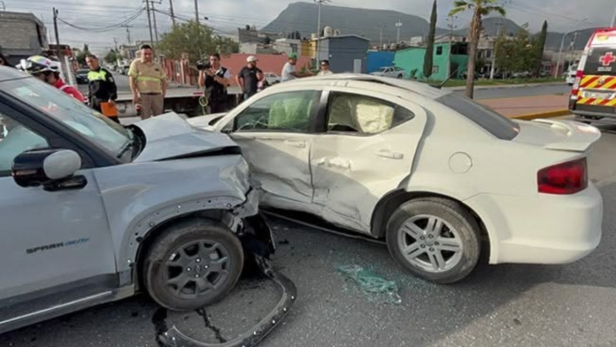 ¡Se le pasó la mano! Conductor ebrio provoca aparatoso choque en el Periférico LEA