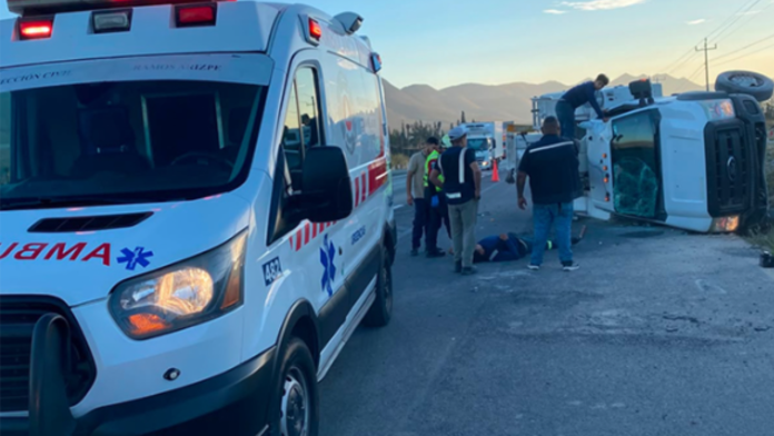 ¡Se quedó dormido! Conductor termina volcado en la carretera Monterrey-Saltillo