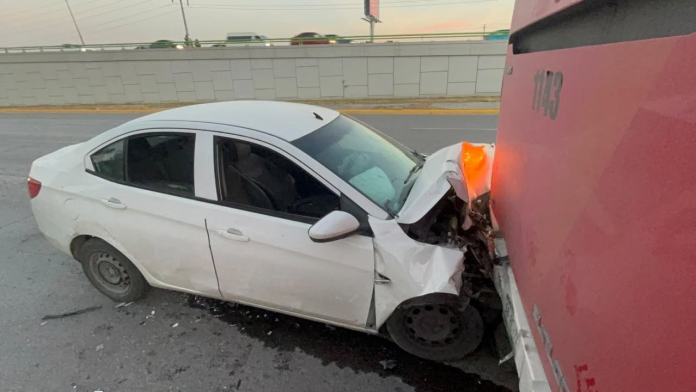 ¡Se quiso salvar! Conductor choca en Fundadores y esconde bebidas tras el accidente