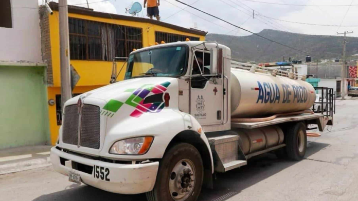 ¡Sin control! Profeco no puede regular cuánto cobran las pipas de agua en Saltillo