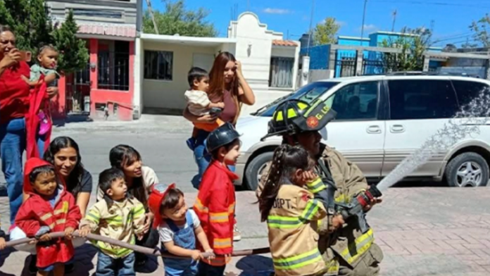 ¡Sirenas, camiones y mucha emoción! Bomberos acercan su labor a niños de Ramos Arizpe