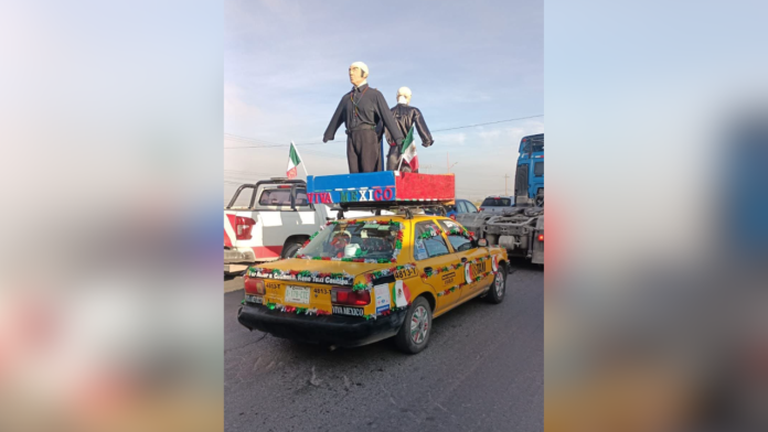 ¡Viva México! Taxista de Saltillo lleva a los héroes de la Independencia hasta las calles