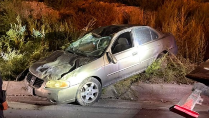 ¡Volcó y se esfumó! Abandonan Nissan tras aparatoso accidente en la carretera a Zacatecas