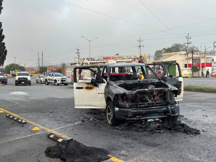 ¡Arde camioneta en Saltillo! Recién salida del taller termina en pérdida total