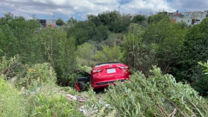 Auto termina en arroyo de Saltillo tras botársele la velocidad