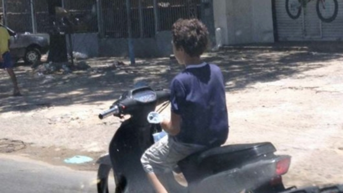 Buscan sancionar a padres que permitan a menores manejar motocicletas en Coahuila