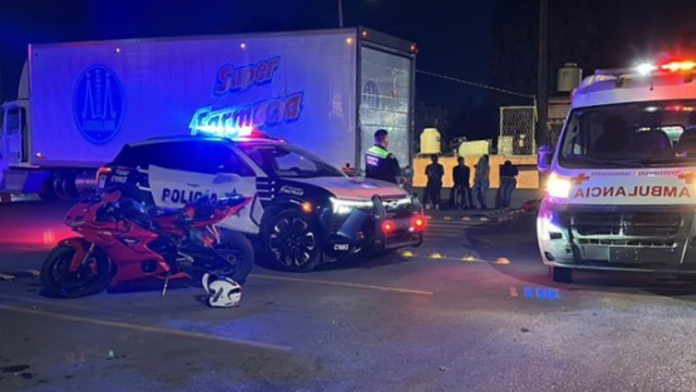 Camión de Farmacias Guadalajara provoca choque con motocicleta en Saltillo; hay dos heridos