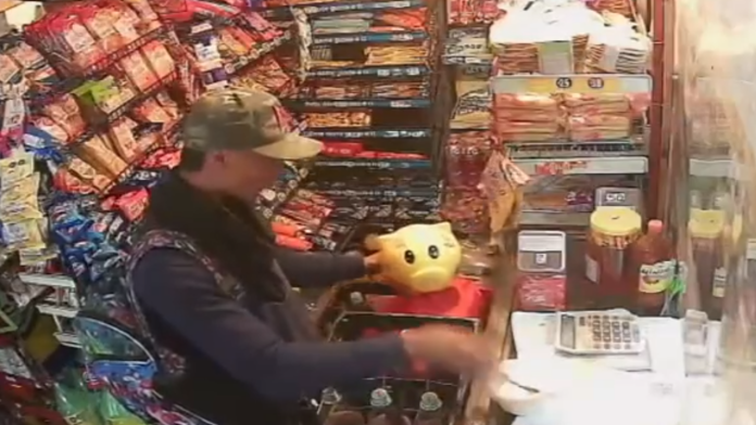 Captan a hombre robando alcancía del Teletón en una tienda de Saltillo