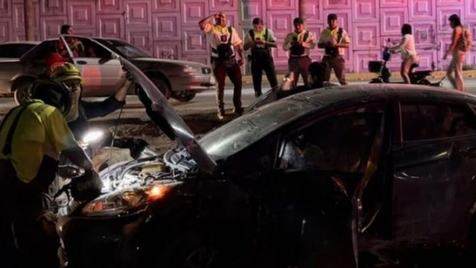 Conductor protagoniza fuerte accidente tras chocar contra espectaculares