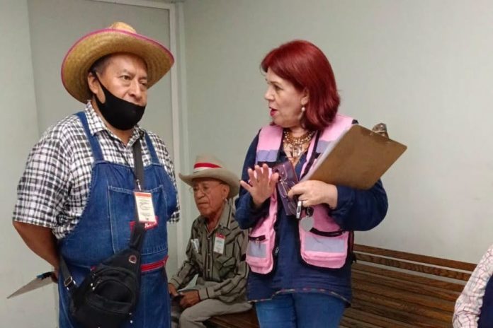Mantiene DIF acompañamiento permanente a adultos mayores empacadores