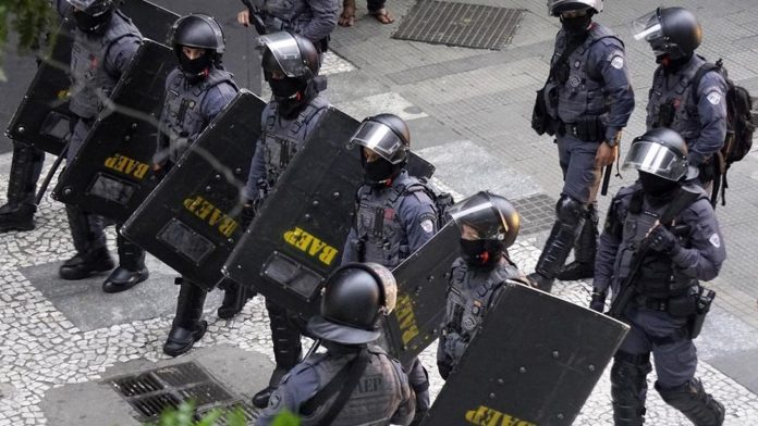 Hombre armado toma a 20 niños como rehenes en escuela