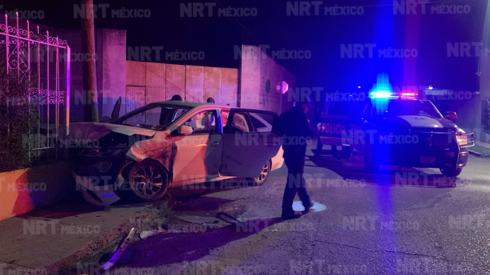 n conductor fue detenido tras chocar contra una camioneta y una barda en Múzquiz. Su acompañante resultó lesionado durante la madrugada.