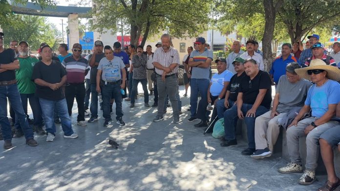Reunión de extrabajadores de AHMSA en Monclova exigiendo pagos