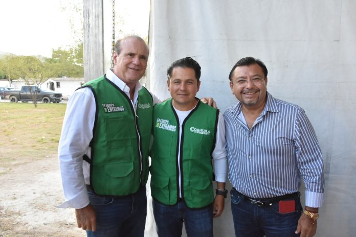 Miguel Ángel Algara (Der), con el coordinador de Mejora Coahuila, Jorge Alberto Piñones; y el empresario Juan Gerardo Oyervides previo a banderazo de “En Equipo Le Entramos” donde se invertirán mas de tres mil millones de pesos en los 38 municipios.