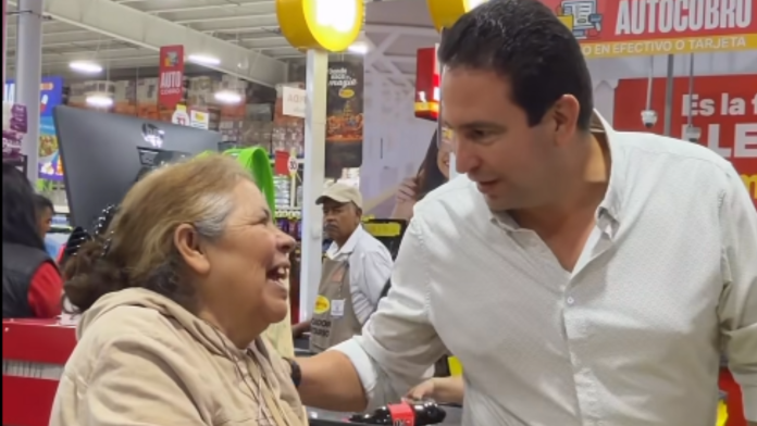 Javier Díaz paga despensa a ciudadana durante visita a Mi Tienda del Ahorro en Saltillo
