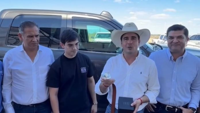 Manolo Jiménez presume hebilla con los ocho Pueblos Mágicos de Coahuila