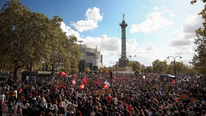 Miles de estudiantes encabezan masivas protestas en París