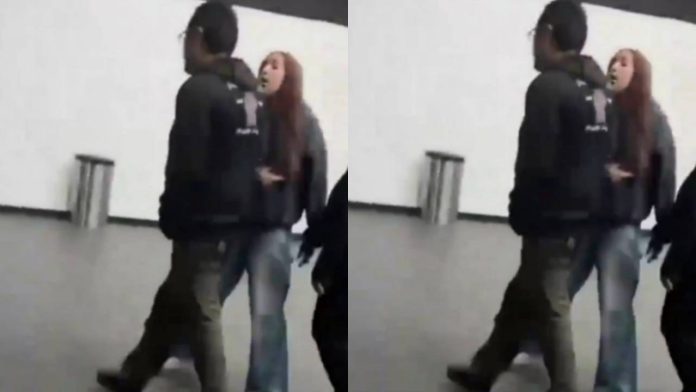 Joven descubre a su padre con otra mujer en un cine y lo confronta; VIDEO se viraliza