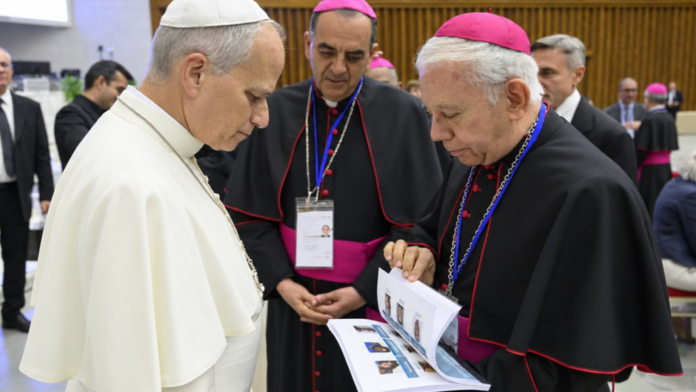 Rostros de desaparecidos en México llegan al Vaticano en libro entregado al papa León XIV