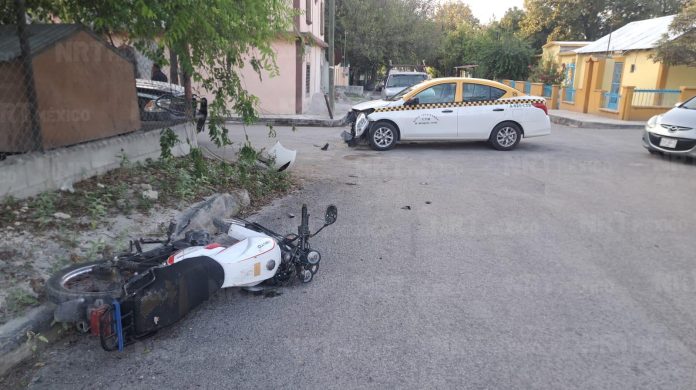 Un motociclista resultó lesionado tras chocar contra un taxi en el sector El Alto de Múzquiz; manifestó que se quedó sin frenos.