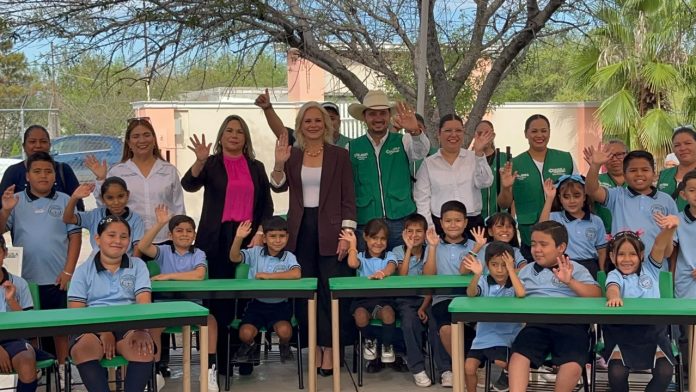 Cuatro escuelas de Múzquiz recibieron mobiliario educativo del programa Maestros Pa’Delante, incluyendo 110 piezas para la primaria Candelaria Valdés.