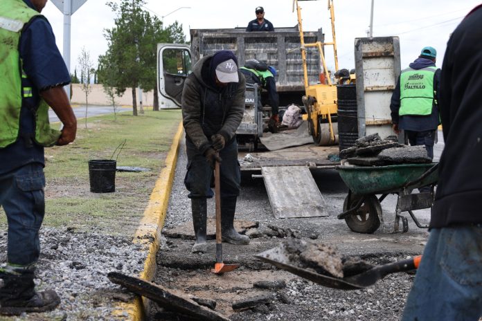Continúa rehabilitación de pavimento dañado por las lluvias