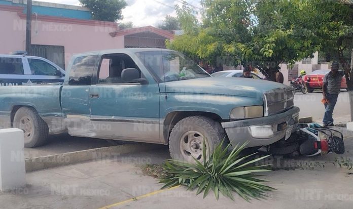 Un choque en el centro de Múzquiz dejó daños en un Nissan Altima y una motocicleta estacionada tras el impacto de una camioneta.