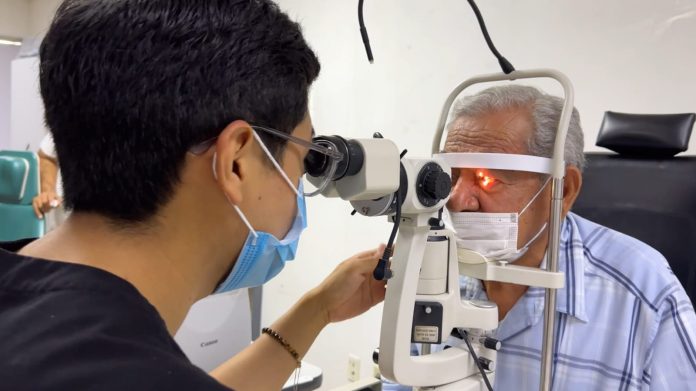 Oftalmólogos del IMSS Coahuila cuidan y atienden la salud visual