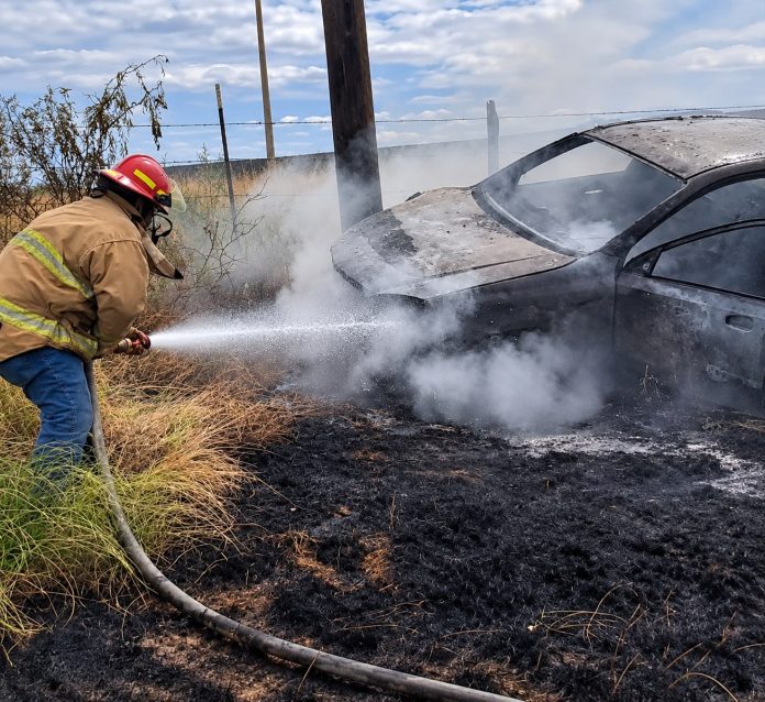 Un Chevrolet Astra salió del camino, chocó contra un poste de CFE y se incendió en la curva Guillén, sobre la carretera Múzquiz-Palaú.