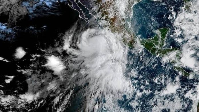 México bajo vigilancia por tres ciclones simultáneos: “Isaías”, “Simón” y “Rachel” amenazan costas este fin de semana