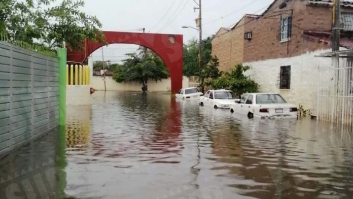 Tormenta tropical ‘Simon’ inunda Acapulco; suspenden clases y transporte público